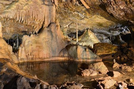 Grotten van Hotton stalactieten en stalagmieten
